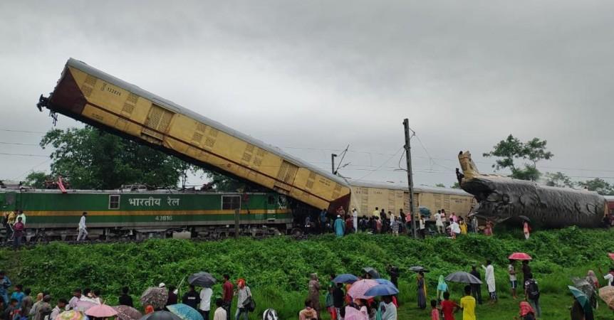 13 people killed and 30 injured as Sealdah-bound Kanchanjungha Express collides with a goods train