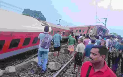 Two killed 20 injured as 18 coaches of Howrah-Mumbai Mail derail in Jharkhand